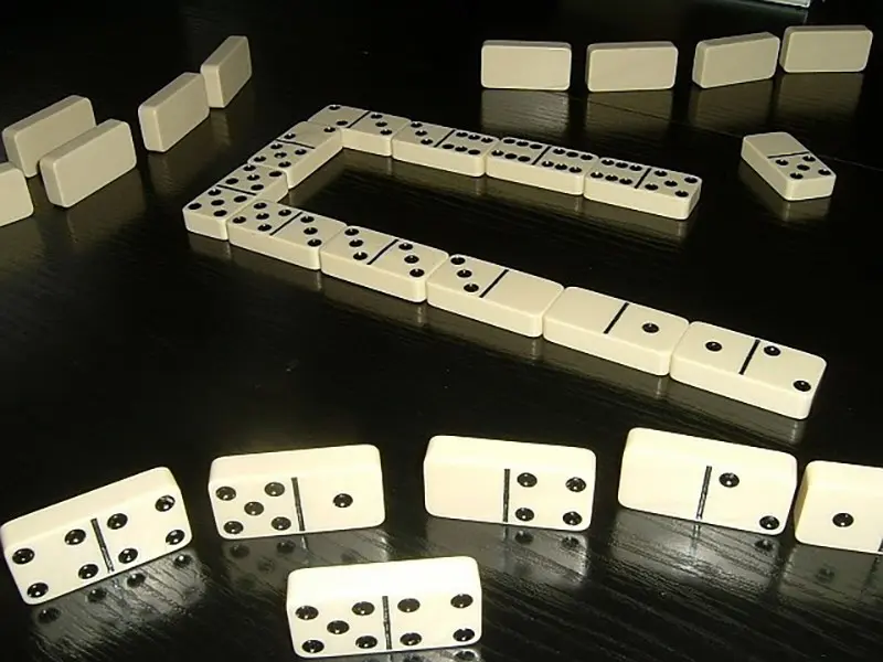 Cách chơi domino luôn thắng là ưu tiên đánh các quân bài lớn hơn